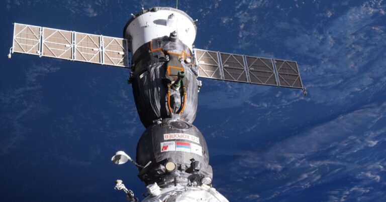 НАСА розкрило особу астронавта, чия медична проблема призвела до термінової евакуації з МКС. 14