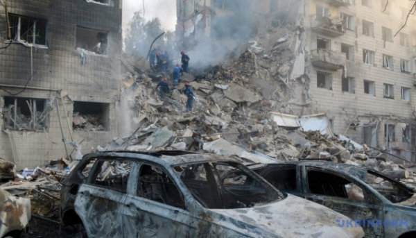 Очільники ОБСЄ оглянули зону російської атаки в Києві, що забрала 23 життя.