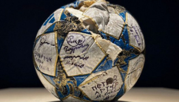 Київські юніори «Локомотива» звернулися до голови ФІФА з проханням захисту від російської агресії, подарувавши йому м’яч. 7