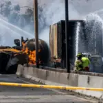 Головна 57 Цистерна вибухнула величезною вогняною кулею на шосе, внаслідок чого четверо…