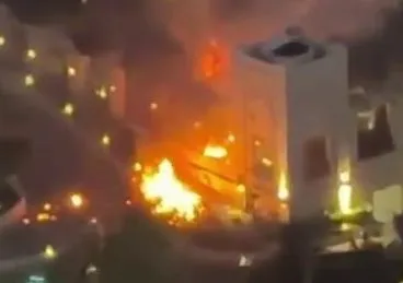 Головна 57 Культовий готель у Дубаї охопив пожежа після ракетного удару Ірану