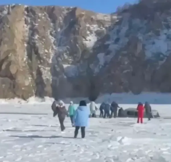 Головна 68 Момент падіння автобуса у найглибше озеро світу: загинуло семеро туристів