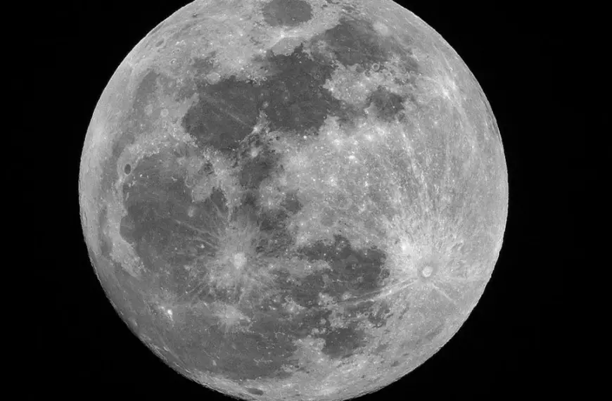 Місяць стискається далі: дослідники виявили тисячі свіжих тріщин