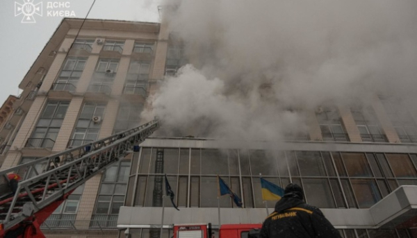 П'ятдесят сім евакуйованих: у центрі Києва ліквідували займання в готелі. 11