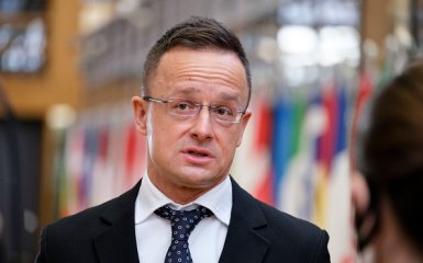 Сіярто з огидою охарактеризував українську мобілізацію як “жорстокий призов”.