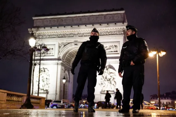 Головна 70 Поліція застрелила чоловіка з ножем після спроби напасти на офіцерів…