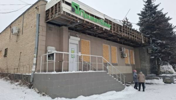 Приватбанк припинив обслуговування у філії Дружківки, Донецька область.