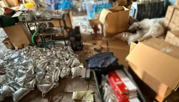 В Києві знайдено нелегальні сховища підробленого алкоголю з фірмовими знаками популярних марок. 10