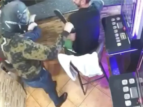 Головна 57 Персонал бару розсміявся в обличчя грабіжнику з мачете, думаючи, що…