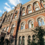 Голова НБУ закликає банки переглянути шляхи транспортування валюти за кордон.