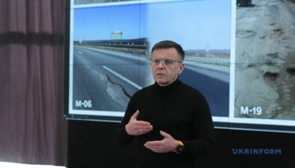 Сухомлин озвучив середню ціну оновлення квадратного метра шляху. 3 Сухомлин озвучив середню ціну оновлення квадратного метра шляху. 3