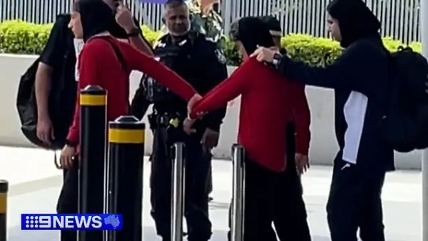 Протестувальники намагаються перешкодити поверненню іранських футболісток додому 5