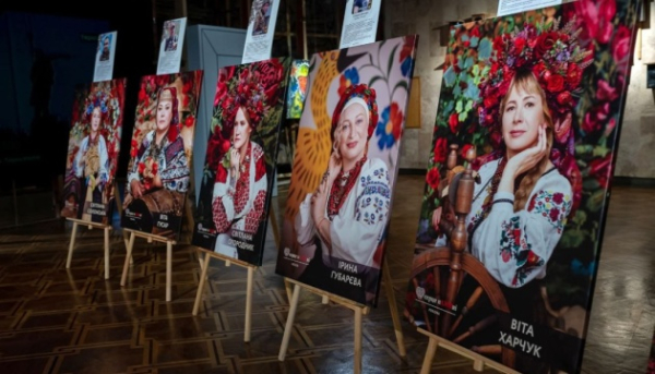 Головна 50 В Києві презентували експозицію про матерів і дружин захисників Маріуполя.