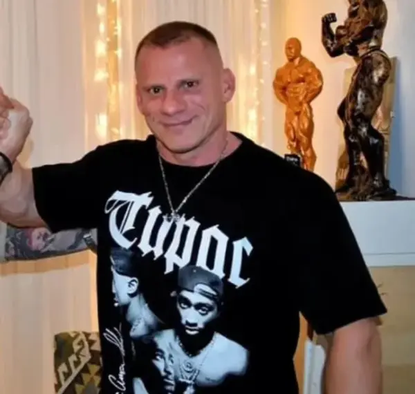 Головна 56 Колишній Містер Всесвіт бореться за життя після серцевого нападу, який…