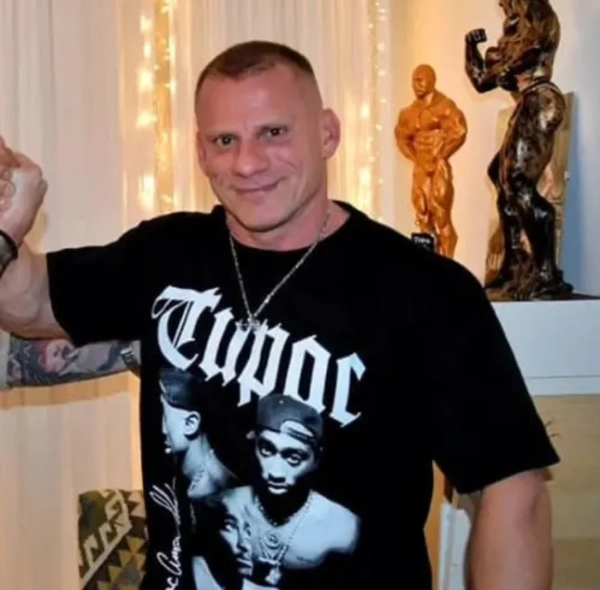 Колишній Містер Всесвіт бореться за життя після серцевого нападу, який переніс вдома. 13