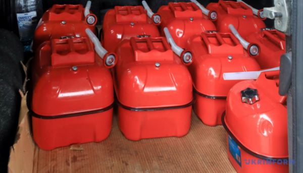 АЗС-на ажіотаж накинув 5 гривень до вартості пального, проте фахівці заявляють: здорожчання необґрунтоване. 18 АЗС-на ажіотаж накинув 5 гривень до вартості пального, проте фахівці заявляють: здорожчання необґрунтоване. 18