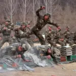 Кім Чен Ин проводить недільний день, спостерігаючи, як чоловіки розбивають&hellip;