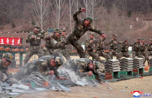 Кім Чен Ин проводить недільний день, спостерігаючи, як чоловіки розбивають&hellip;