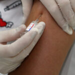 Медики пояснюють: мороз і спека не заважають щепленню.