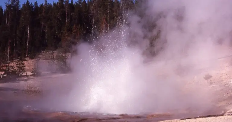 У Штатах відновив діяльність незвичайний кислий гейзер після тривалої перерви 9