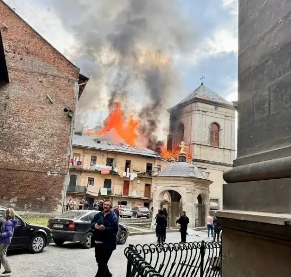 Момент, коли хвиля російського безпілотника обрушилася на Львів, зруйнувавши церкву&hellip;