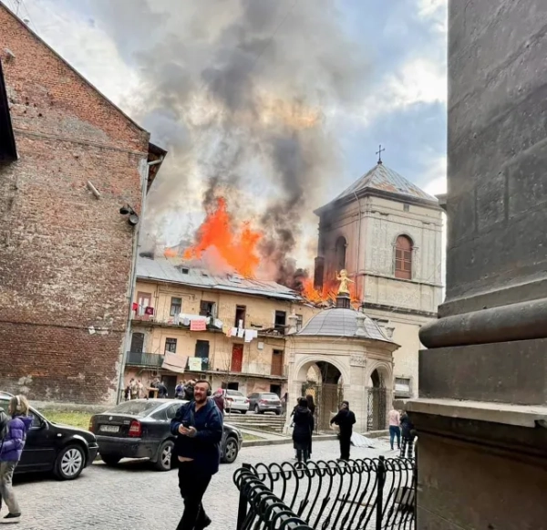 Момент, коли хвиля російського безпілотника обрушилася на Львів, зруйнувавши церкву ЮНЕСКО та забравши життя шести осіб. 19