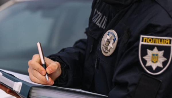 У Києві затримали ділка, що сприяв іноземній легалізації в Україні за винагороду.