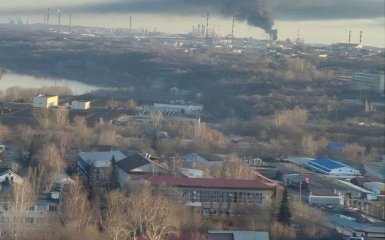 Вогняна пожежа на нафтопереробному заводі в російській Уфі внаслідок удару безпілотників — відеоматеріал