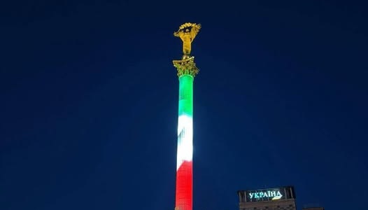 Національний пам'ятник Києва засяяв барвами італійського стяга 21