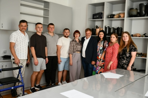 професор з протезування Університету прикладних наук Верхньої Австрії Хуберт Еггер з тернопільськими студентами професор з протезування Університету прикладних наук Верхньої Австрії Хуберт Еггер з тернопільськими студентами