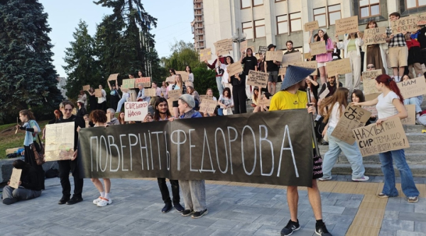 Протягом п'яти днів по всій Україні, зокрема в Києві, не припиняються акції протесту. 41