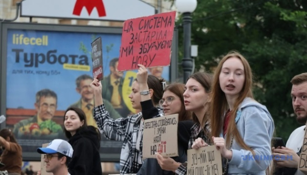 Шостий день поспіль у Києві та інших містах не вщухають протести.