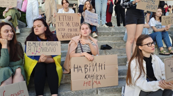 Протягом п'яти днів по всій Україні, зокрема в Києві, не припиняються акції протесту. 44