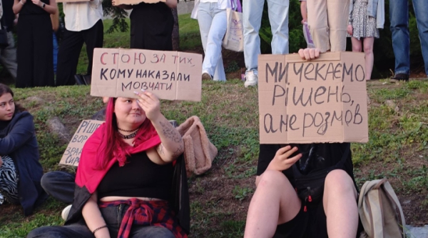 Протягом п'яти днів по всій Україні, зокрема в Києві, не припиняються акції протесту. 35