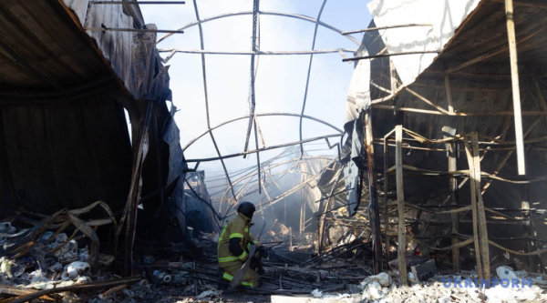Один загиблий, двоє травмованих: рятувальники загасили загоряння після ворожого нападу на Київ 21