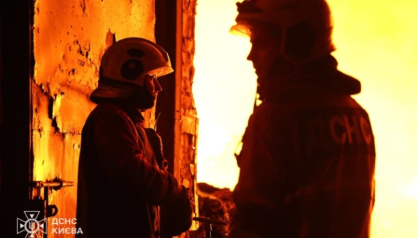 Рятувальники працювали всю ніч: у Києві загасили пожежу від ракетного удару РФ