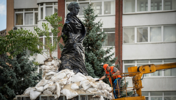 У Києві почали демонтаж захисних конструкцій біля пам’ятника Лесі Українці