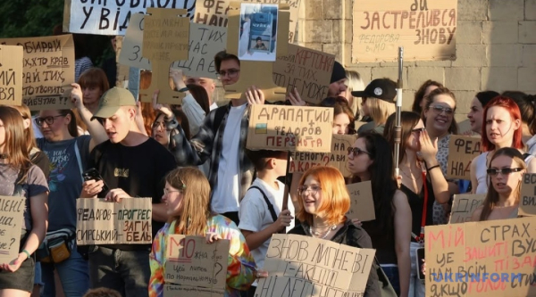 У столиці та інших населених пунктах четвертий день поспіль не вщухають демонстрації через звільнення Федорова 21