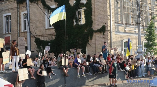 У столиці та інших населених пунктах четвертий день поспіль не вщухають демонстрації через звільнення Федорова 23