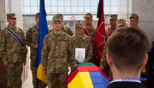 Головна 57 У столиці України попрощалися з литовським добровольцем Ігнасом Кайлюсом.