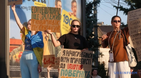 У столиці та інших населених пунктах четвертий день поспіль не вщухають демонстрації через звільнення Федорова 20