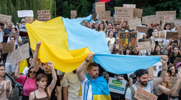 Протягом п'яти днів по всій Україні, зокрема в Києві, не припиняються акції протесту. 23