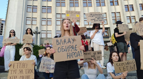 Протягом п'яти днів по всій Україні, зокрема в Києві, не припиняються акції протесту. 36