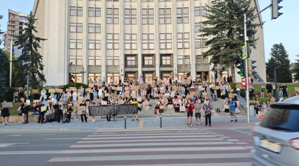 Протягом п'яти днів по всій Україні, зокрема в Києві, не припиняються акції протесту. 39