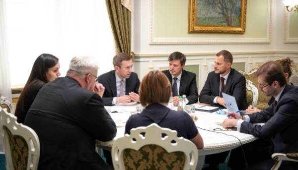 Корецький та Туск обмінялися думками щодо посилення взаємодії в економічному секторі.