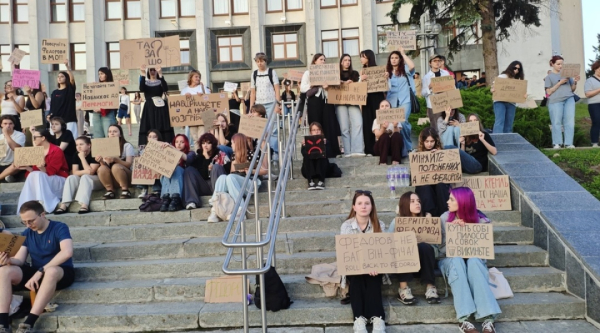 Протягом п'яти днів по всій Україні, зокрема в Києві, не припиняються акції протесту. 40