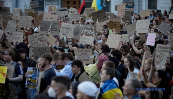 Протягом п’яти днів по всій Україні, зокрема в Києві, не припиняються акції протесту.