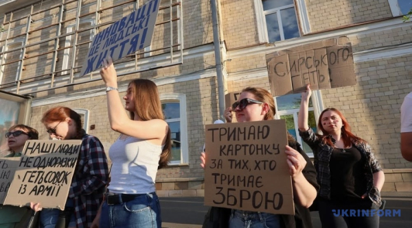 У столиці та інших населених пунктах четвертий день поспіль не вщухають демонстрації через звільнення Федорова 19