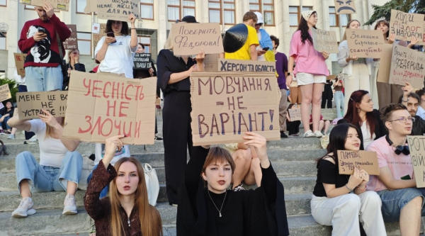 Протягом п'яти днів по всій Україні, зокрема в Києві, не припиняються акції протесту. 43