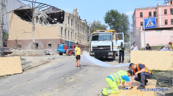 У столиці України, Києві, кількість жертв внаслідок потужного удару Російської Федерації збільшилася до сімнадцяти, серед них одна особа загинула. 15